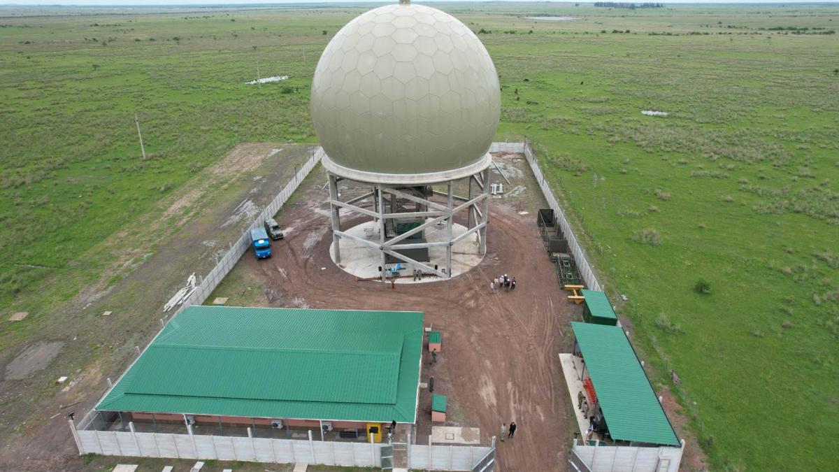 Defensa inauguró un nuevo radar de control y vigilancia aeroespacial fabricado por Invap