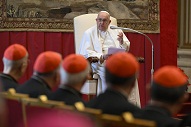 El Vaticano informó que los análisis de sangre del papa Francisco muestran una “leve mejoría”