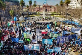 La CGT y las CTA marcharon al Ministerio de Economía por las familias endeudadas y reclamaron “un programa de refinanciación”