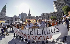 Jubilados y militantes opositores marcharon al Congreso, sin los desmanes de la semana anterior